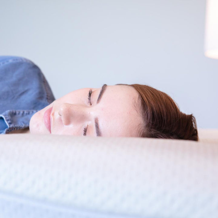 gros plan d'une femme dormant sur un oreiller en mousse à mémoire de forme à base de plantes rafraîchissantes icegel
