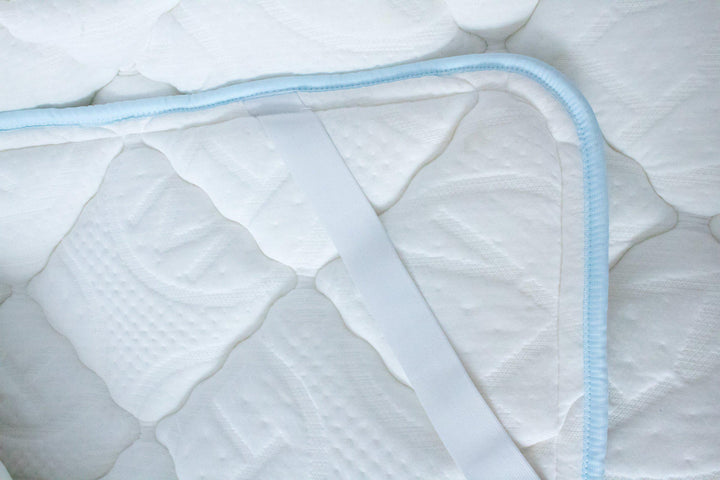 Gros plan sur le plateau coussiné HAVEN Soft Comfort avec bordure bleu clair et logo Haven en relief.